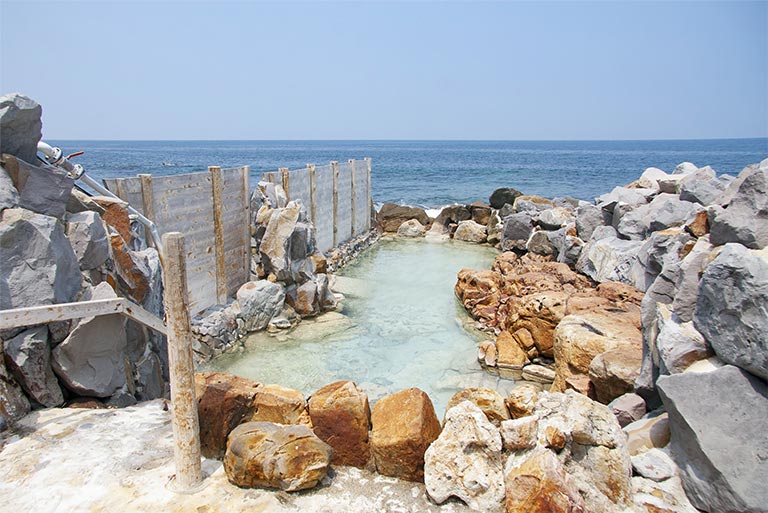 海沿いにある露天風呂の写真